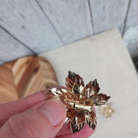 Sarah Coventry "Golden Maple " Foliage Style Gold tone Clip On Earrings - Picture 5 of 6